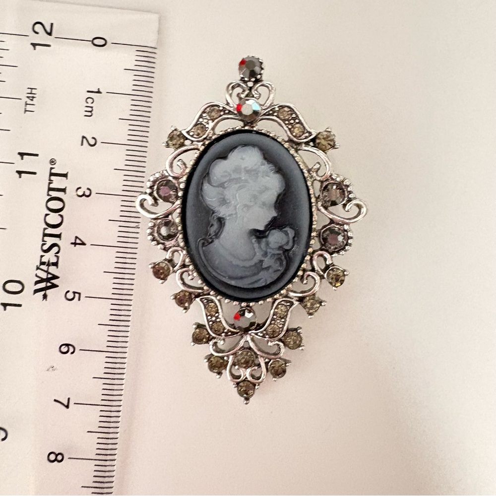 Elegant Silver tone vintage inspired Black Cameo Brooch - Picture 4 of 4
